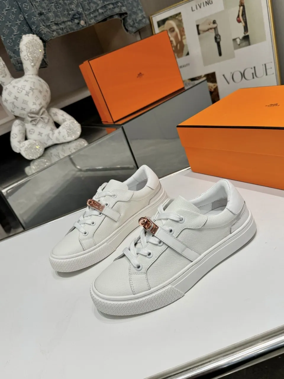 Men's Men's Shoes💰620❤️❤️❤️HERMES 2021 latest Kelly buckle white sneakers are online! The highest version on the market! Purchasing level quality! The H family rarely produces flat casual shoes, and they are styled with classic palladium-plated Kelly shoe buckles! Create a fashionable urban look that perfectly embodies the noble and elegant style of Hermès! Material selection: Fabric imported cowhide, lining + foot pads imported sheepskin, original molded TPU outsole, heavy gold molded kelly buckle full of texture Size: Female: 35-41 (41 is not returnable) Male: 39-45 (45 is not returnable)